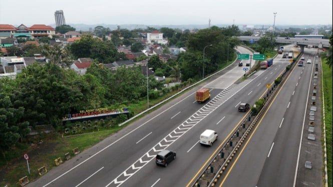Arus lalu lintas di Jalan Tol Semarang-Solo.