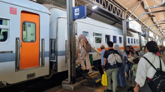 Kereta api jadi favorit saat libur panjang.