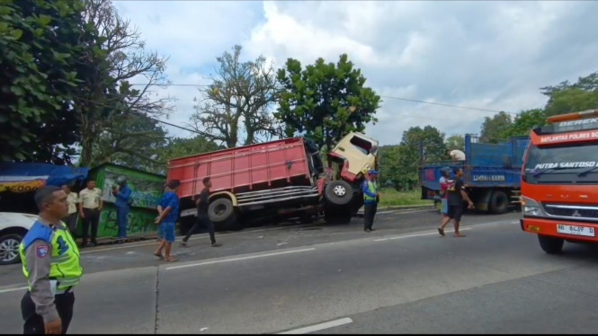 Petugas Evakuasi Kendaraan Terlibat Kecelakaan Di JLS Salatiga