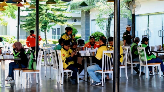 Ratusan Ojol Manikmati Sarapan Gratis Di The Wujil Resort