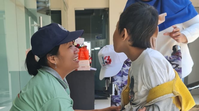 GM AirNav Semarang Rita Nurhayanti hibur anak cerebral palsy.