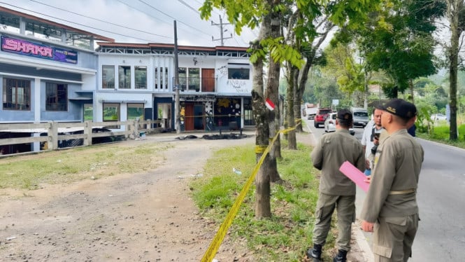 Satpol PP menyegel Kafe Shaka Wonosobo.