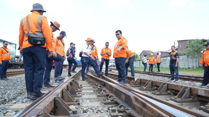 Petugas KAI cek jalur rel untuk mengantisipasi dampak musim hujan.