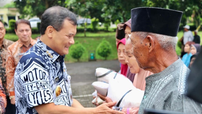 Gubernur Jateng berikan bantuan beras bagi warga rentan.