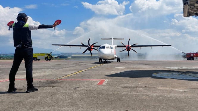 Penerbangan perdana pesawat Semarang-Surabaya di Bandara A Yani.