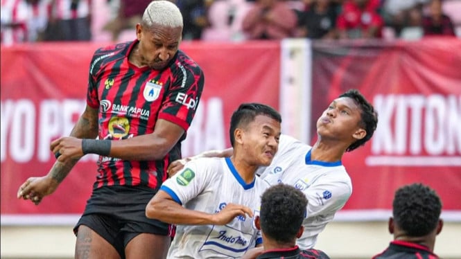 Laga Persipura lawan PSIS di Liga Pegadaian Championship.