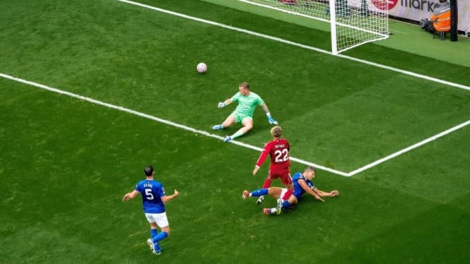 Liverpool menang tipis 2-1 atas Everton di Liga Inggris.