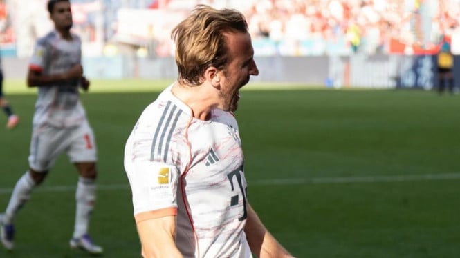 Harry Kane rayakan gol dengan gaya khasnya.