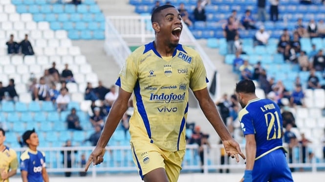 Uilliam Barros rayakan gol untuk Persib.