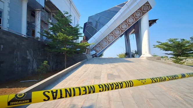 Atap gedung pemerintahan di Brebes ambruk.