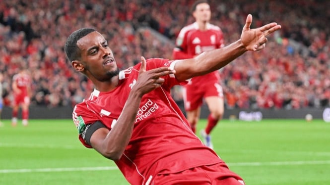 Alexander Isak rayakan gol untuk Liverpool.