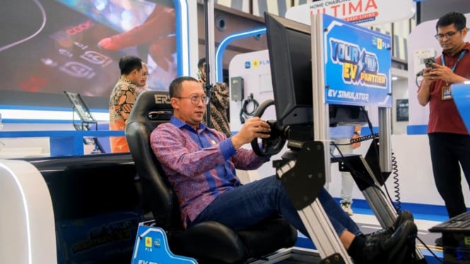 PLN hadirkan simulator mobil listrik di GIIAS Semarang 2025.
