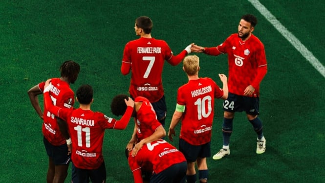 Calvin Verdonk rayakan kemenangan Lille di Liga Europa.