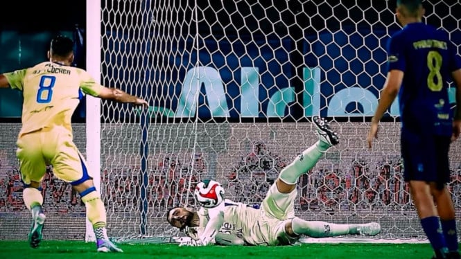 Penalti Persib diblok kiper Persita.