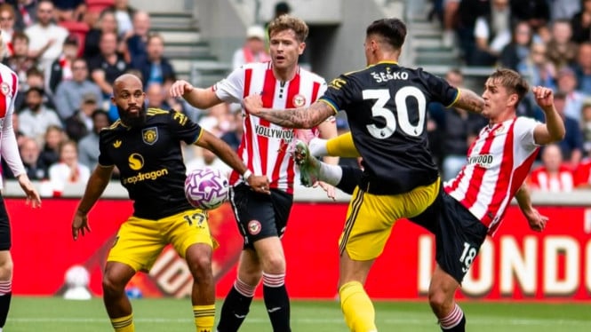 Brentford menang 3-1 atas lawan Manchester United.