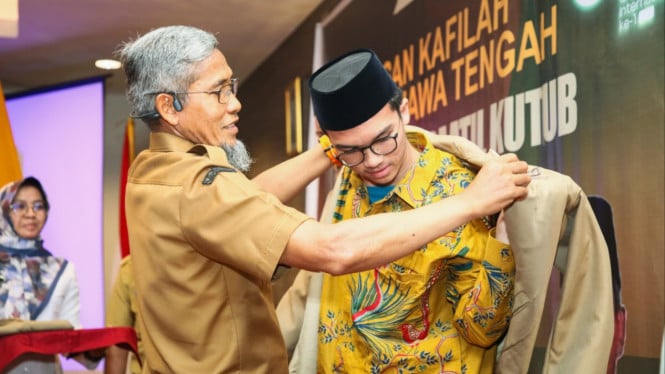 Sekda Jateng kenakan jaket peserta MQK.