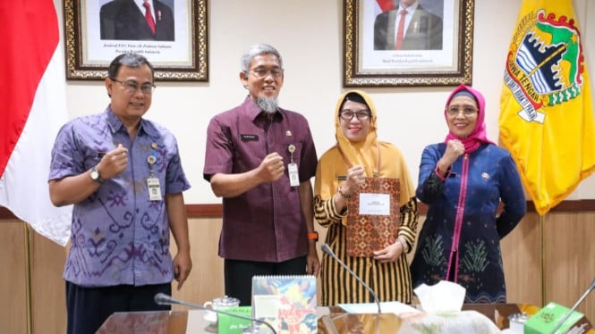 Sekda Jateng serahkan SK pensiun kepada PNS.