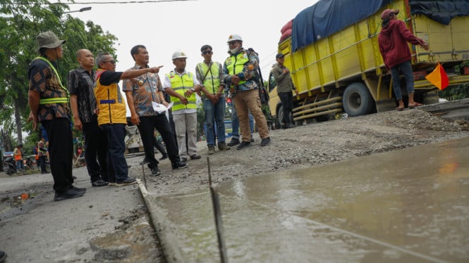Gubernur Jateng cek pembangunan jalan di Semarang.