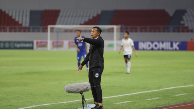 Kahudi Wahyu saat memimpin PSIS di Liga Championship 2025.