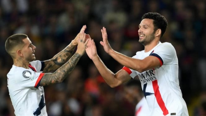 Pemain PSG rayakan kemenangan atas Barcelona.