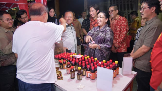 Wali Kota Semarang, Agustina, kunjungi kuliner malam Waroeng Semawis.