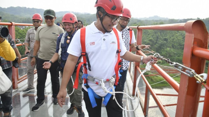 Jembatan kaca Tinjomoyo jadi wisata baru di Kota Semarang.