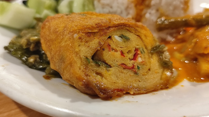 Telur dadar tebal khas masakan Padang.