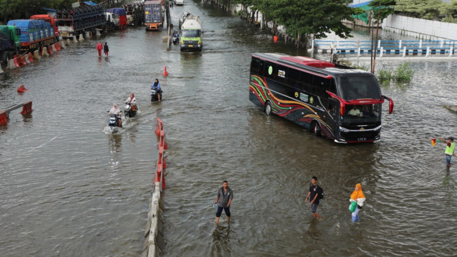 Banjir menggenangi jalan Pantura Kaligawe Semarang.