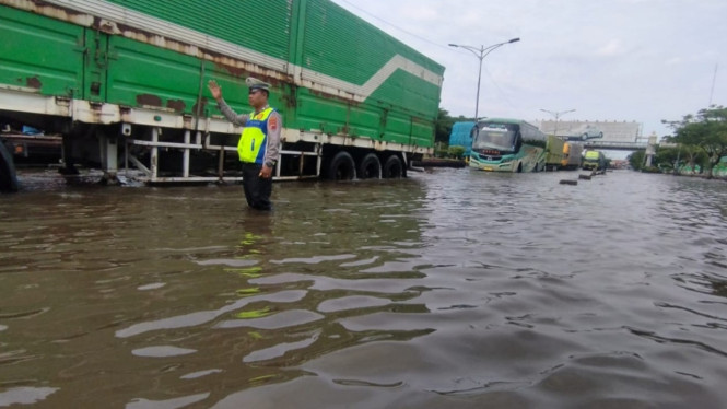 Banjir landa Pantura Kaligawe Semarang, polisi alihkan lalu lintas.