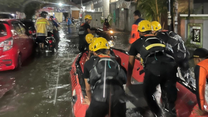 Tim SAR evakuasi 47 warga yang terjebak banjir di Semarang.