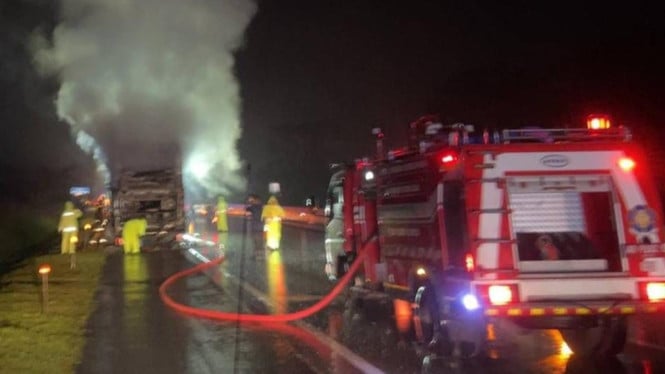 Bus wisata terbakar di Jalan Tol Trans Jawa Boyolali.