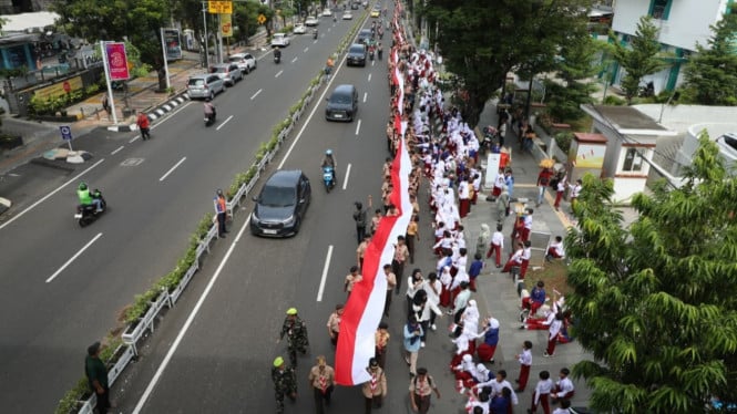 Pawai benderaerah putih 1.945 meter di Semarang.