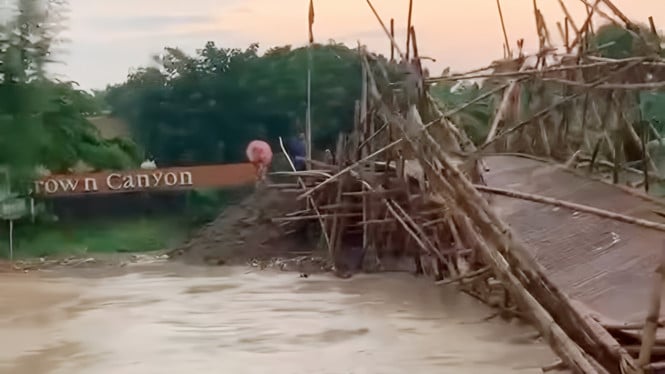Jembatan swadaya di Meteseh hanyut diterjang banjir.