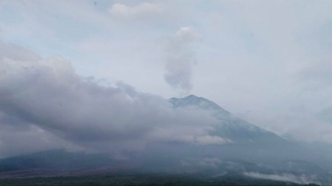 Merapi terpantau pada Senin pagi (24/11/25).