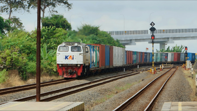 Kereta Barang melintas di Semarang.