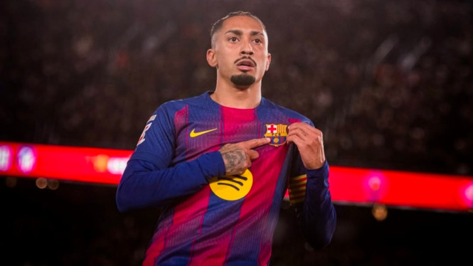 Raphina rayakan gol ke gawang Atletico Madrid.