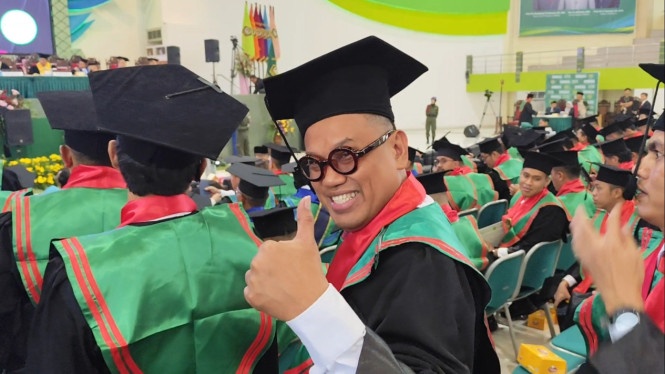 Uya Kuya raih gelar S2 dan ikuti wisuda Magister di Unissula Semarang.