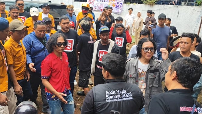 Slank beri bantuan mahasiswa Aceh dan Sumatera di Semarang.