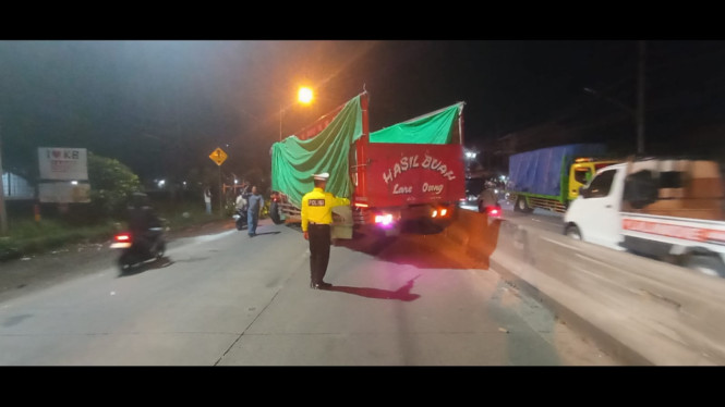 Blong, Truk Fuso Seret Mobil Sejauh 25 Meter