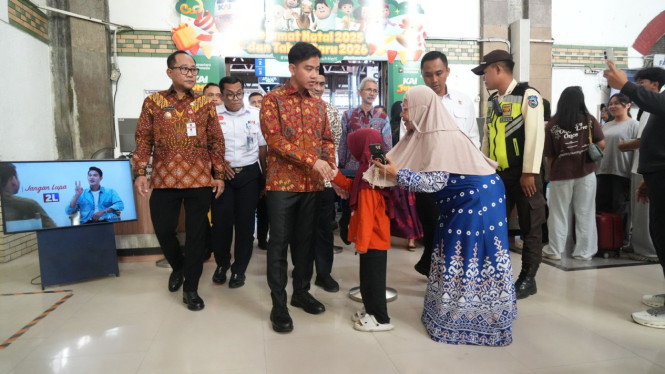 Wapres RI Gibran Rakabuming Raka meninjau Stasiun Semarang Tawang.
