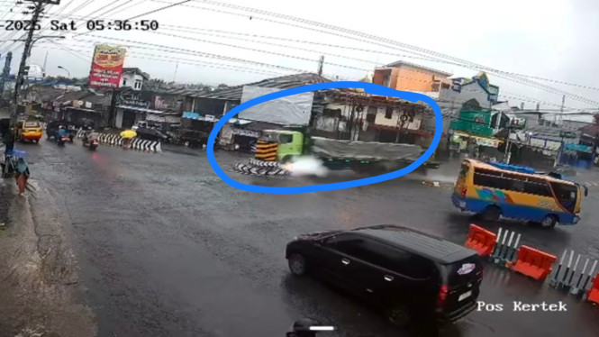 Truk blong hantam tugu di turunan Kertek Wonosobo.