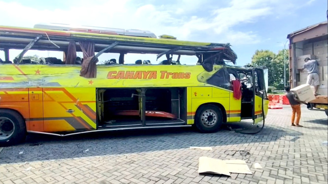 Bus Cahaya Trans yang kecelakaan di Jalan Tol Semarang.