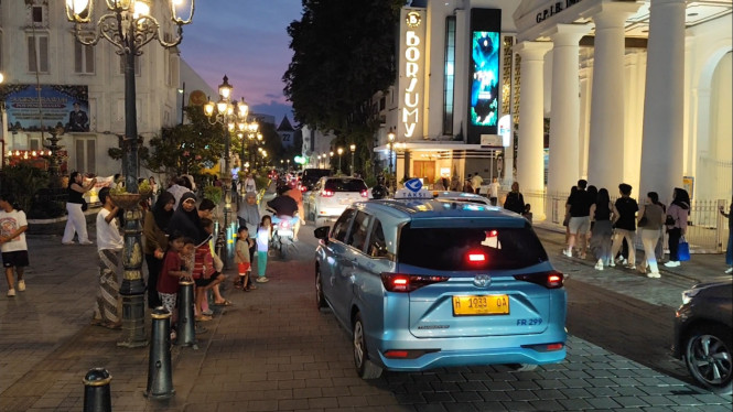Jalur menuju Stasiun Semarang Tawang di Kota Lama yang ramai.