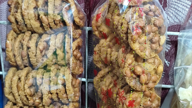 Rempeyek ceplok khas Jawa Tengah.