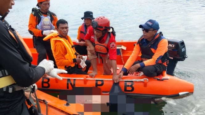 Tim SAR evakuasi korban tenggelam di Waduk Wadaslintang.