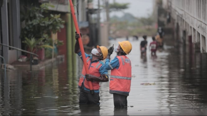 Petugas amankan kelistrikan di lokasi banjir.
