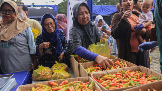 Warga antusias membeli bahan pangan di Pasar Murah.