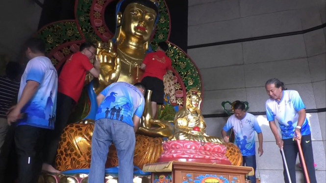 Umat lintas agama bersih-bersih Pagoda Watugong jelang Imlek.
