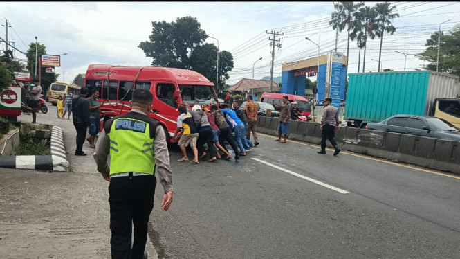 Polisi Bersama Warga Evakuasi Angkot Terguling Di Bergas