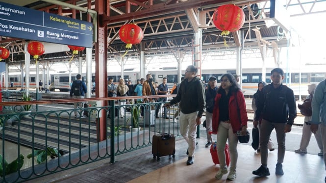 Penumpang kereta api turun di Stasiun Semarang.